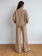 Élise ensemble maille taupe – vue de dos générée par IA